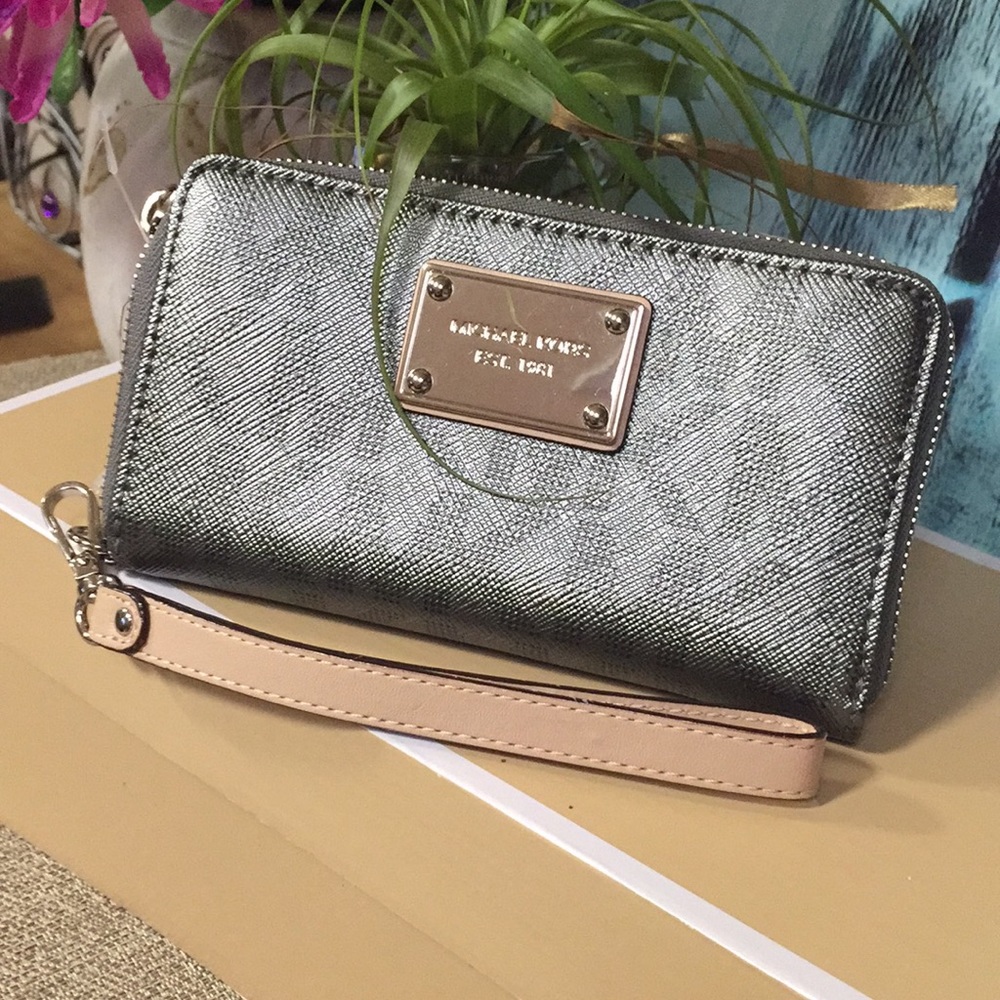 😍Michael Kors Wristlet